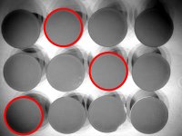 Mit dem neuen Messsystem auf Dichtheit geprüfte Kaffeekapseln. Undichte Produkte werden automatisiert erkannt und markiert. / Bild: Luis Wachter, SKZ