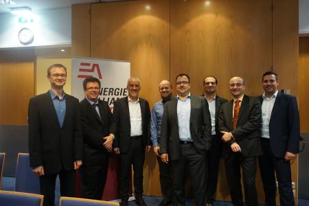 Blicken dem CRM-Projekt optimistisch entgegen (von links): Claudius Goroll (FIT), Christian Wojta (EAA), Jörg Heitmann (EVE), Thomas Holzinger (EAA), Thorsten Fischer (FIT), Philip Payer (EAA), Jörg Sollfelner (EAA) und Karsten Baakes (EVE) (Bild: EVE)