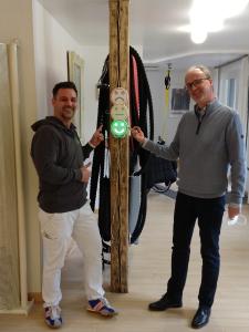 Claude Diening (Praevito) (links) und Dr. Marc Vathauer (Vathauer Medtech) (rechts) bei Installation von „KAY“ (Für die Fotoaufnahme wurde der Mund- und Nasenschutz entfernt)