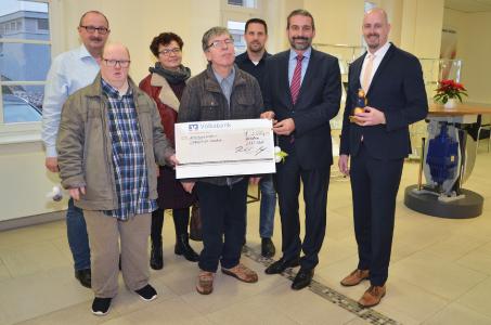 Übergabe der Spenden am 21.12.2018 bei der EMG in Wenden: EMG-Geschäftsführer Marc Nedecky und Harald Rackel (v. r.) sowie Stefan Köster (hinten l.) und Christoph Otis (3. v. r.), beide Betriebsrat, die Bewohner der Lebenshilfe Wenden Martin Kemmerich (vorne links) und Andreas Nicklas (mitte) sowie die Mitarbeiterin der Lebenshilfe Svetlana Neumann (3. v. l.)