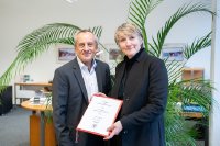 Rektor Prof. Dr. Konrad Wolf begrüßt Verkehrsplanerin Prof. Dr. Stefanie Bremer als Professorin an der HSB.