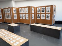 Ein Blick in die Ausstellung in der Galerie des AB-Gebäudes im Erdgeschoss am Campus Neustadtswall der HSB.