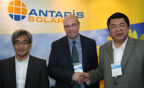 Tetsuro Uragami (ANTARIS SOLAR Japan Country Manager), Andrew Moore (ANTARIS SOLAR International Sales Director) und Hiroshi Kanayama, Geschäftsführer von Clean Energy Japan auf der PV Japan. (v.l.n.r.) Foto:Antaris Solar