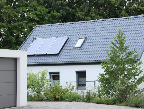 Kleines Siedlungshaus in Bayern-die leichten Metalldachpfannen erwiesen sich als sehr kostenspar.JPG