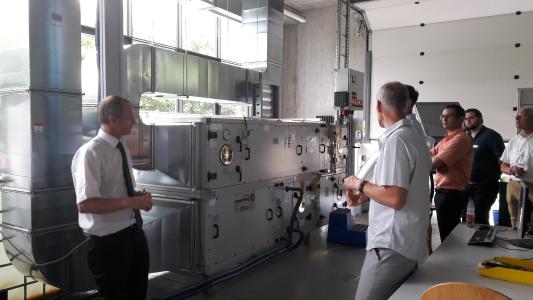 Prof. Dr.-Ing. Ekkehard Laqua (li) beantwortet Fragen zum Ver-such an der Lüftungsanlage