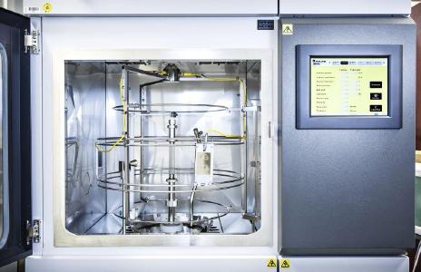 Laborbewitterung von Kunststoffbauteilen im Fraunhofer LBF. Foto: Fraunhofer LBF/Raapke