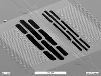 The picture shows a MEMS gas sensor photographed with a scanning electron microscope. At the heart of the sensor structure is a thin perforated membrane in which a heating element and temperature sensors are integrated. (Source: Hahn-Schickard)