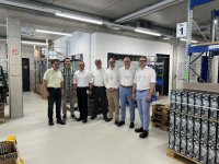 Bei einer Führung durch die Produktion erlebten die Vertreter aus BeschA und BMI den gesamten AfB-Prozess hautnah. Foto: AfB. Bei einer Führung durch die Produktion erlebten die Vertreter aus BeschA und BMI den gesamten AfB-Prozess hautnah. Foto: AfB.