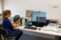 Linda Mittelberg, Gruppenleiterin Spektroskopie, mit erweiterter Ausstattung im Trainings-Zentrum Qualitätswesen (TZQ) des SKZ. (Foto: Luca Hoffmannbeck, SKZ)  