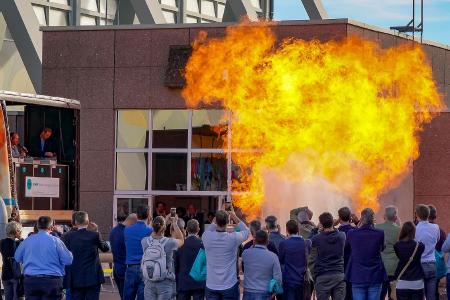 Als wahrer Zuschauermagnet auf der SOLIDS und Recycling-Technik erwiesen sich die Schauexplosionen