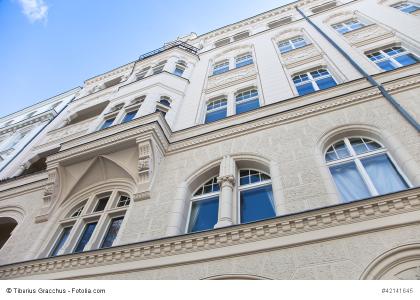 Der Stromverkauf an Mieter in einem Mehrfamilienhaus soll zukünftig gefördert werden - zumindest wenn der Strom verbrauchernah aus einer PV-Anlage produziert wurde. (Tiberius Gracchus - Fotolia)