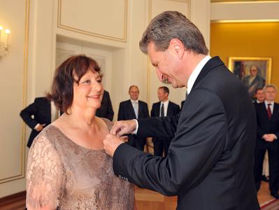 Der Ministerpräsident des Landes Baden-Württemberg, Günther H. Oettinger, verleiht der Geschäftsführenden Gesellschafterin der GEZE GmbH, Brigitte Vöster-Alber, das Bundesverdienstkreuz