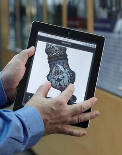 In den Museen der Welt lagern unsere Kunst- und Kulturschätze. Nur ein Bruchteil ist der Öffentlichkeit zu-gänglich. Eine digitale Erfassung kann diesen Umstand verbessern. Voraussetzung sind die richtigen Präsenta-tionswerkzeuge. Erstmalig wird in Deutschland eine Weiterbildungsmöglichkeit der EU angeboten, um jungen Wissenschaftlern die Fähigkeiten für diese Aufgabe zu vermitteln. Nutzungsrechte: Fraunhofer IGD