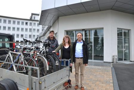 Projektinitiatorin Stephanie Röll übergibt die Fahrräder an Studiendirektor Ralf Geisler (re.) und Fachlehrer Peter Meyer (li.) von der Franz-Oberthür-Berufsschule / Foto: M. Röder/Vogel Business Media
