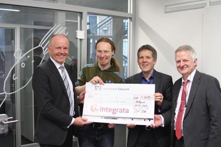 Bild Spendenübergabe (v.l.n.r. Ingmar Rath, CEO, Integrata AG, Thorsten Bauer, Dipl.-Sozialarbeiter (FH), Schlupfwinkel, Armin Biermann, Bereichsleiter Jugend- und Familienhilfe Caritasverband für Stuttgart e.V., Wolfgang Fritz, Geschäftsstellenleiter Baden-Württemberg, Integrata AG.)