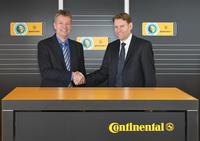 Nikolai Setzer (rechts), Mitglied des Continental-Vorstands und Leiter der Division Reifen, mit Denni Strich (links), Marketing-Direktor des DFB