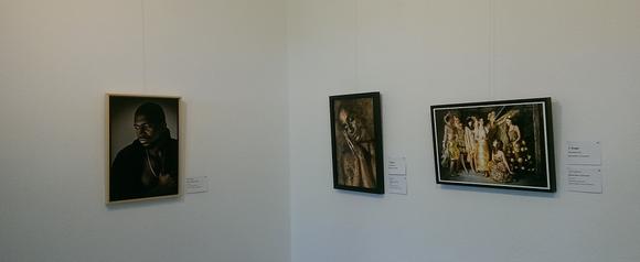 Diese Aufnahme zeigt Bilder einer weiteren Fotoausstellung.