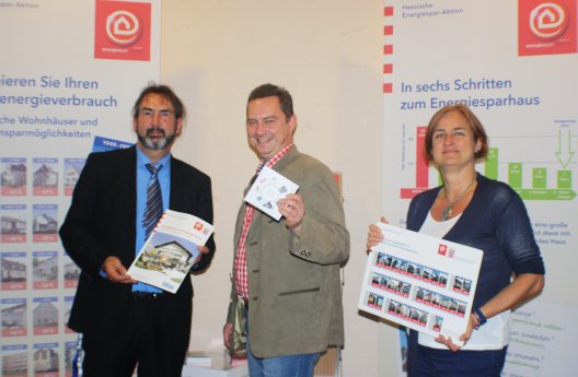 39b_v.l. Klaus Fey (HESA), Bürgermeister Carsten Sittmann und Andrea Wschiansky, Umweltbeau.JPG