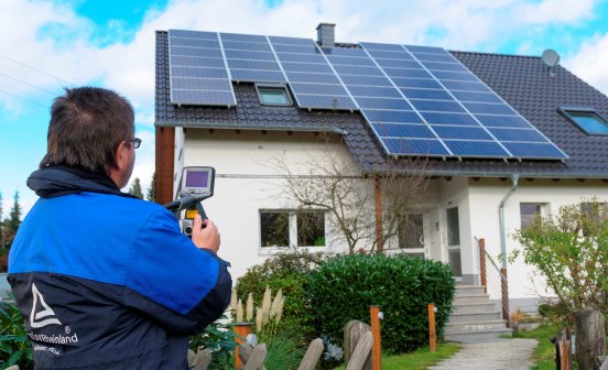 Prüfung Photovoltaikanlage auf dem Dach.jpg