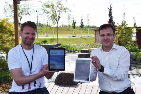 Andreas Iland, Prokurist der Landesgartenschau Kamp-Lintfort 2020 GmbH, und Mark Hakim, Geschäftsführer der Qosmotec GmbH, präsentieren die App.