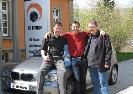 Von links: Der Gewinner Herr Lukas Kreher (AVC Marketing Club UG), Herr Albert (HFO Energy GmbH), Herr Jens Schaarschmidt (AVC Marketing Club UG)