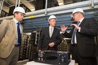 Energieminister Pegel (mi.) lädt Batterien bei der WEMAG auf / Foto: WEMAG/Rudolph-Kramer