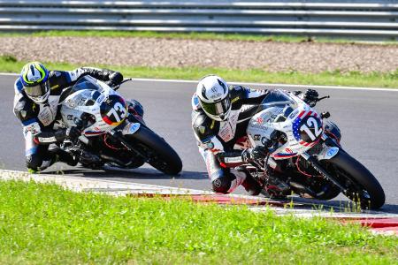 Christof Höfer #73 und Nate Kern #12 für Wunderlich MOTORSPORT duellieren sich in Most (Foto: highsidePR)