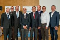 FSK-Vorstand v.l. Dr. Ulrich Fehrenbacher (RÜHL PUROMER GmbH), Jens-Jürgen Härtel (Volkswagen AG), Manfred Werner (Sekisui Alveo GmbH), Albrecht Manderscheid (Cannon Deutschland GmbH), Dr. Dirk Endres-Hein (F.S. Fehrer Automotive GmbH), Jörg Teschner (Klöckner polyPUR Chemie GmbH), Jens Geschke (Covestro Oldenburg GmbH & Co. KG) und Rüdiger Simon (sitola GmbH & Co. KG). FSK-Vorstand v.l. Dr. Ulrich Fehrenbacher (RÜHL PUROMER GmbH), Jens-Jürgen Härtel (Volkswagen AG), Manfred Werner (Sekisui Alveo GmbH), Albrecht Manderscheid (Cannon Deutschland GmbH), Dr. Dirk Endres-Hein (F.S. Fehrer Automotive GmbH), Jörg Teschner (Klöckner polyPUR Chemie GmbH), Jens Geschke (Covestro Oldenburg GmbH & Co. KG) und Rüdiger Simon (sitola GmbH & Co. KG).