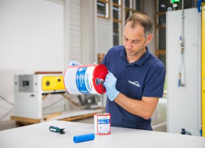 Das mit Induline Perfect-Finish vorgefüllte Gebinde wird z.B. mit der wasserbasierten Zwischen- und Endbeschichtung Induline DW-625 aufgefüllt und durch einfaches Rühren gut homogenisiert (Bildquelle: Remmers, Löningen)