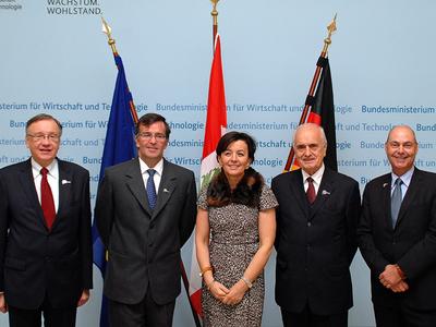 Staatssekretärin im BMWi Anne Ruth Herkes beim Treffen mit dem peruanischen Außenhandels- und Tourismusminister José Luis Silva Martinot (2.v.l.) / © BMWi