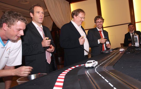 Carrera-Rennbahn für den guten Zweck Teilnehmer des VDI-Kongresses Elektronik im Kraftfahrz.jpg