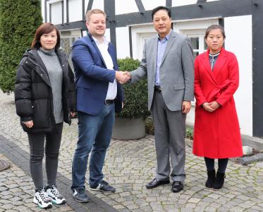 Auf gute Zusammenarbeit: Gui Youwu (2.v.re.), Präsident der Shandong Food Industry Association, Li Xiaoyu (li.), die Secretary General der Shandong Industry-University-Research Institute Collaboration Association, und Bi Yi (re.), die Secretary General der Shandong Enterprise Technology Innovation Promotion Association, besuchten Dr. med. vet. Martin Frettlöh, Geschäftsführer von Quh-Lab Lebensmittelsicherheit, in Freudenberg