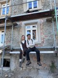 Geraldine und ihr Mann Patrick sanieren seit mehreren Jahren mit viel Eigenleistung und vor den Augen von 500.000 Followern einen rund 500 Jahre alten, denkmalgeschützten Bauernhof. Nun kooperieren sie mit der Handwerkskammer Freiburg, um mehr Menschen fürs Handwerk zu begeistern
