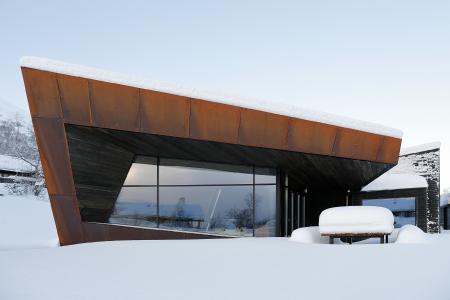 Großflächig verglaste, schmal profilierte Fassadenbereiche sind kombiniert mit rostrotem Cortenstahl und Fichtenpaneelen: das Wohnhaus "Black Lodge" in Ålesund, Norwegen (Bildnachweis: Invit Arkitekter, Ålesund // Fotograf: Johan Holmquist)