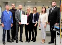 Bei der Übergabe des Ausbildungszertifikats durch die Agentur für Arbeit an die Firma Putzmeister: von links Jürgen Speidel (gewerblicher Ausbildungsleiter), Matthias Fauser (technischer Ausbilder), Uwe Misselbeck (Personalleiter), Katja Herlyn (Agentur für Arbeit), Patricia Dautner (kaufmännische Ausbildungsleiterin), Anika Kailer (Ausbildungsleiterin DH-Studium), und Raphael Naseband (Agentur für Arbeit) Bei der Übergabe des Ausbildungszertifikats durch die Agentur für Arbeit an die Firma Putzmeister: von links Jürgen Speidel (gewerblicher Ausbildungsleiter), Matthias Fauser (technischer Ausbilder), Uwe Misselbeck (Personalleiter), Katja Herlyn (Agentur für Arbeit), Patricia Dautner (kaufmännische Ausbildungsleiterin), Anika Kailer (Ausbildungsleiterin DH-Studium), und Raphael Naseband (Agentur für Arbeit)