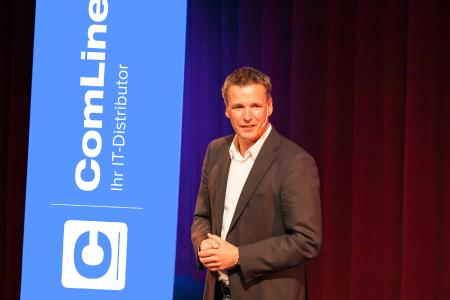 Harald Rapp, Geschäftsführer von ComLine, begrüßt die Partner und Hersteller