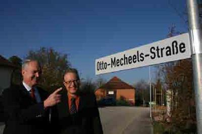 Die Stadt Bönnigheim hat eine neue Zufahrtstraße zu den Hohenstein Instituten nach deren Gründer Prof. Dr.-Ing. Otto Mecheels benannt. Prof. Dr. Stefan Mecheels, Institutsleiter und Enkel des Namensgebers, und Kornelius Bamberger, Bürgermeister der Stadt Bönnigheim, enthüllten am 18.11.2013 gemeinsam das Straßenschild