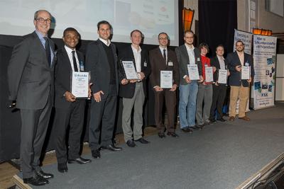 v.l.n.r. Albrecht Manderscheid (FSK-Vorsitzender und Geschäftsführer Cannon Deutschland GmbH) und die Innovationspreisträger des Innovationspreises Polyurethane 2013: Chimezie Okolieocha (Universität Bayreuth), Kai Eder und Dominic Lutz (Gaugler & Lutz oHG), Thomas Heinlein (ISL Schaumstoff-Technik GmbH), Cyrano Bergmann (Institut für Kernphysik), Ricarda Böhm, Clément Lacoste und Danny Garcia Marrero (Universität Freiburg)
