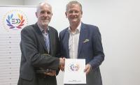 Lee Metters (Group Business Development Director, Domino Printing Sciences) nimmt den EDP Award in der Kategorie „Book Printing Solution“ von Michael Seidl (Verlag Print & Publishing Austria) entgegen