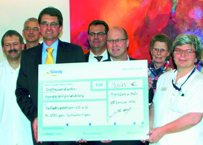 Im Palliativzentrum Villingen-Schwenningen wurde die Spendensumme übergeben. Es freuten sich (von links): Oberarzt Dr. Frank Schaumann, Pastoralreferent Uli Viereck, Jörg Riekenberg von der Syna GmbH (eine Tochter der Süwag), Vertriebsmitarbeiter Rainer Klaile und Vorstandsvorsitzender Horst Eckenberger von der primion Technology AG sowie Vereinsmitglied Helga Martin und Fachschwester Juliane Tritschler/ Foto: Süwag