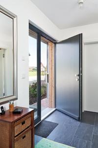 The automatic swing door drive ECturn Inside in combination with the GEZE SecuLogic GCER 100 access control system with its components: RFID reader, control unit, ID card and key tag (Photo:GEZE GmbH)