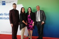 (von links): Kabarettist Florian Schroeder, IHK-Hauptgeschäftsführerin Elke Döring, IHK-Präsidentin Kirsten Hirschmann und der CDU-Politiker Wolfgang Bosbach. Foto: IHK Heilbronn-Franken/H. Denzin
