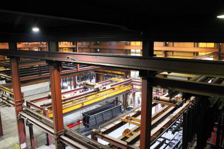 In der gigantischen Spezialanlage für Lohnbeschichtung der WOB-Wessling Oberflächenveredlung GmbH (WOB) sind verschiedene Energieführungssysteme von TSUBAKI KABELSCHLEPP verbaut, die der Hersteller im Rahmen seines exklusiven Instandhaltungs-Service im jährlichen Turnus inspiziert und wartet