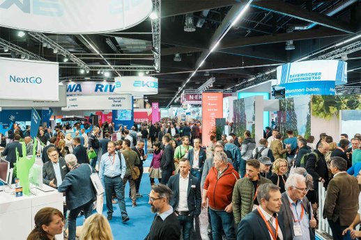 kommunale-n-teaser-presseinformation-fuehrende-fachmesse-menschen-in-messehalle.jpg