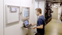 Faktencheck mit der cleveren Energiesoftware: REHAU Mitarbeiter Markus Weiß analysiert die erfassten Daten regelmäßig ((Foto: REHAU))
