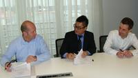 Horst Eckenberger (CEO of primion), Kelvin Lim (CEO of IPS Securex) and Jürgen Dumont (CFO of primion) signing the System Partner Contract