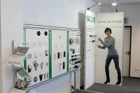 Volles Programm: Komplettanbieter SELVE verfügt über ein umfassendes Produktportfolio, was auch verschiedenste neue Mustertafeln im Schulungscenter dokumentieren. (Fotos: SELVE)