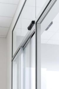 Die neuen Hakenverriegelungen Lock A für automatische Schiebetüren (Foto: GEZE GmbH)