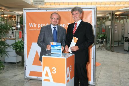 Andreas Thiel, Vorstand der Augsburg AG und Richard Fank, Vorstandsvorsitzender der Kreissparkasse eröffnen die A³ Ausstellung