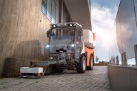 Stark auch in der Wildkrautsaison: multifunktionale Kommunaltechnik von Hako, 
ausgestattet mit Hochleistungsgeräten zur chemiefreien Entfernung von Wildkraut mit heißem Wasser.